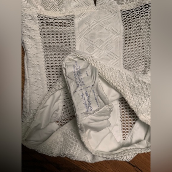 Vitamin A Crochet Celeste Maillot One Piece Swimsuit White size Large NWOT - Picture 4 of 6